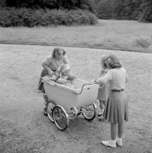 De prinsessen Beatrix, Irene en Margriet bij de kinderwagen met daarin prinses C, Bestanddeelnr 255-7538
