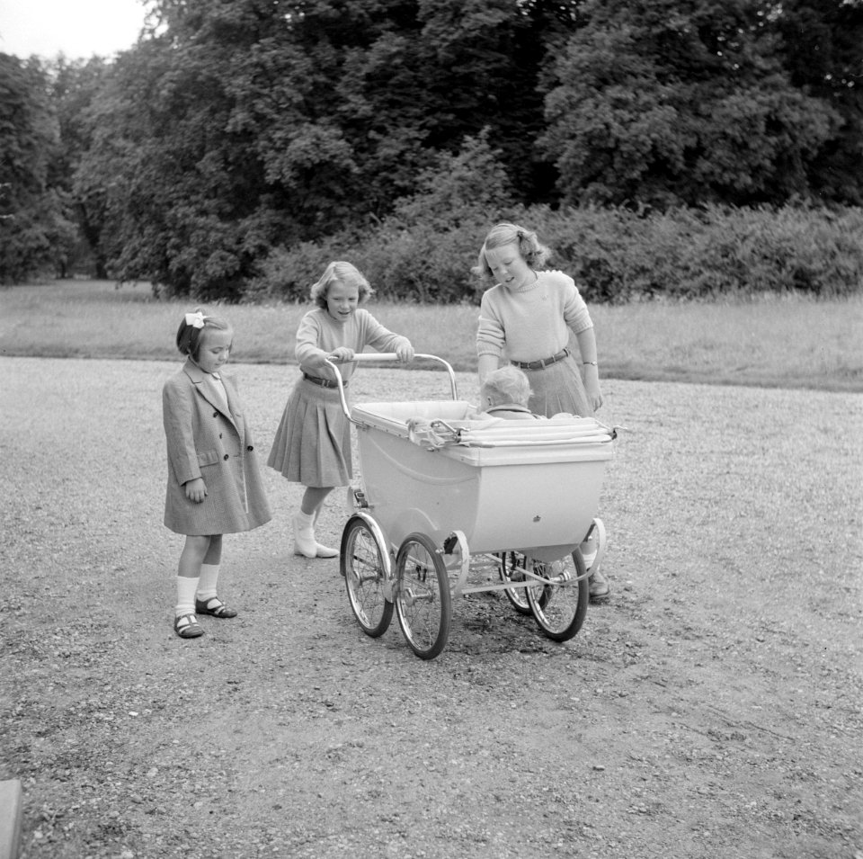 De prinsessen Beatrix, Irene en Margriet bij de kinderwagen met daarin prinses C, Bestanddeelnr 255-7539