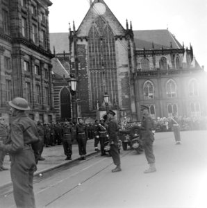 De prins in Amsterdam voor het Paleis op de Dam, Bestanddeelnr 900-4740
