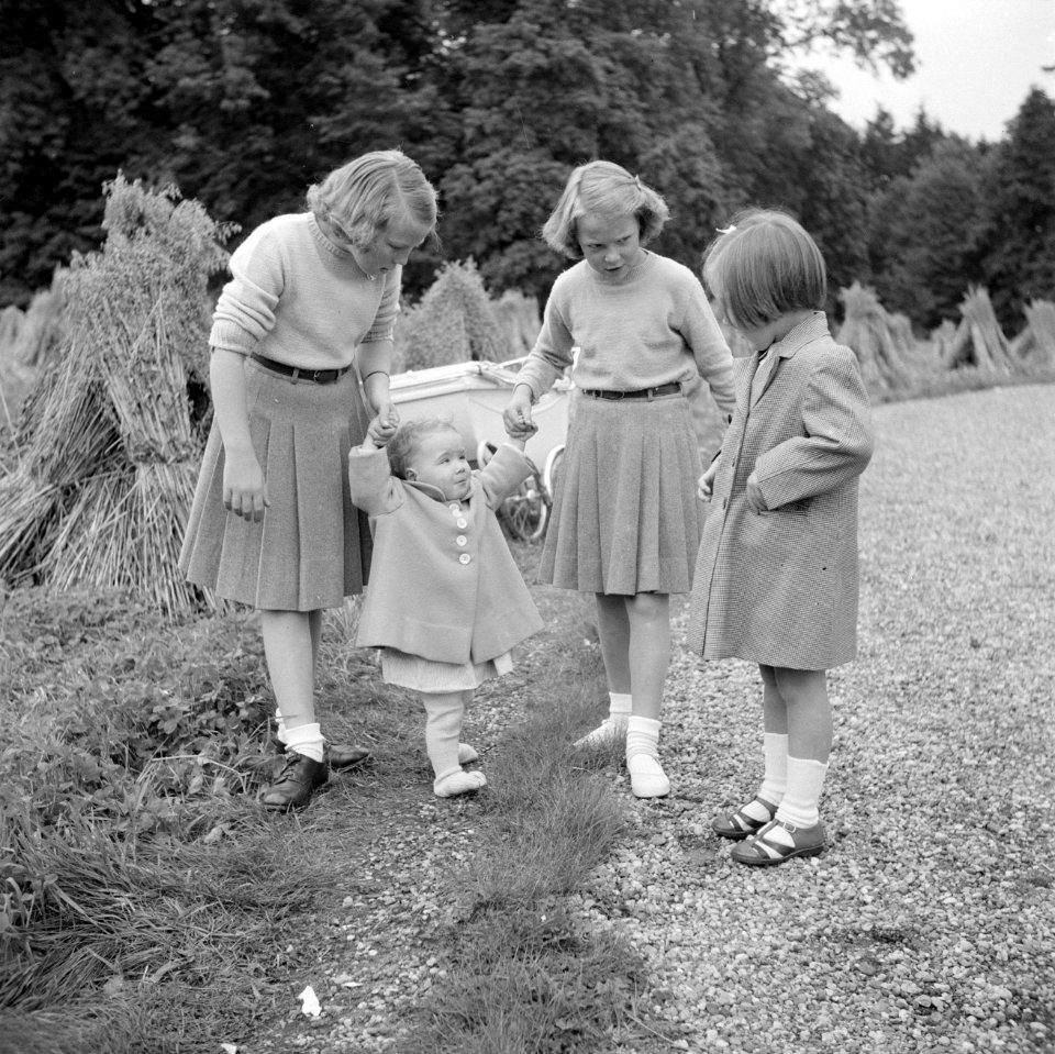 De prinsessen Beatrix, Irene, Margriet en Christina wandelen in het park van het, Bestanddeelnr 255-7527