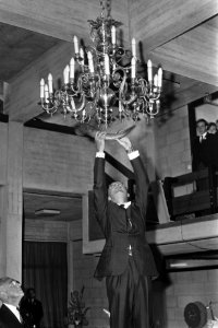 De prins hangt de Hoorn des overvloeds in de lamp van de sociëteitshal, Bestanddeelnr 922-5971