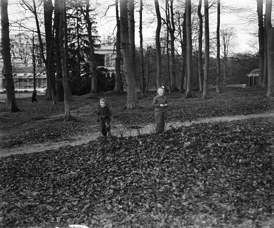 De prinsesjes Beatrix en Irene in de tuin van het Paleis Soestdijk, Bestanddeelnr 901-4284