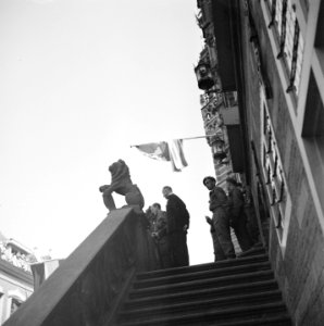 De prins met de burgemeester van Alkmaar op het bordes van het Stadhuis, Bestanddeelnr 900-4734