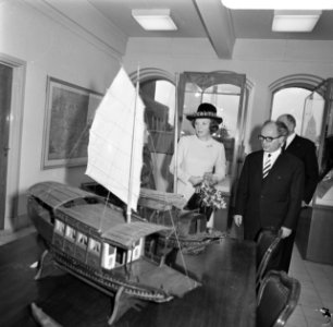 De prinses bekijkt een scheepsmodel, Bestanddeelnr 927-0032