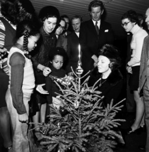 De prinses met kinderen en genodigden bij een kerstboom, Bestanddeelnr 926-8872