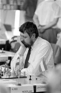 De Nederlandse schaakgrootmeester Jan Hein Donner in actie, Bestanddeelnr 922-6318