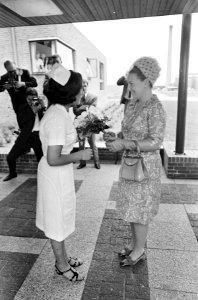 De prinses krijgt bloemen van een verpleegkundige, Bestanddeelnr 920-4214