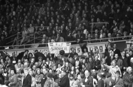 De Nederlandse kolonie met spandoeken op de tribune, Bestanddeelnr 916-1151