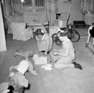 De prinssssen Beatrix en Irene aan het spelen in de speelkamer, Bestanddeelnr 255-7741