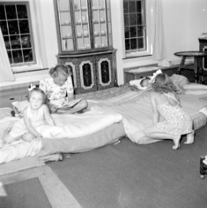 De prinsessen Beatrix, Irene en Margriet worden voorgelezen door hun kinderjuffr, Bestanddeelnr 255-7918