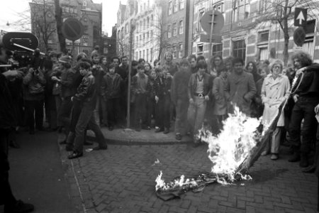 De Nederlandse vlag wordt verbrand, Bestanddeelnr 923-4819