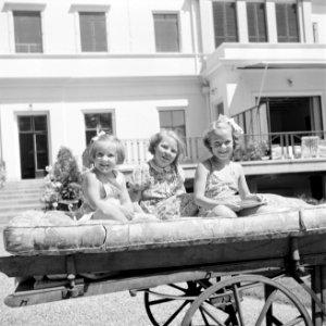 De prinsessen Beatrix, Irene en Margriet op een handkar voor de achtergevel van , Bestanddeelnr 255-7893
