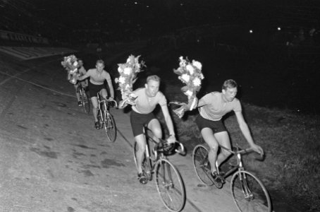 De Nederlandse ploeg voor ploegenachtervolging op de baan (amateurs) maken een h, Bestanddeelnr 921-6455