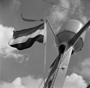 De Nederlandse vlag in de mast van de patrouilleboot op Aruba, Bestanddeelnr 252-7985