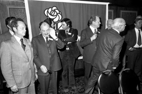 De Nederlandse sociaal-democratische leider Joop den Uyl kijkt met zijn Duitse c, Bestanddeelnr 929-1257