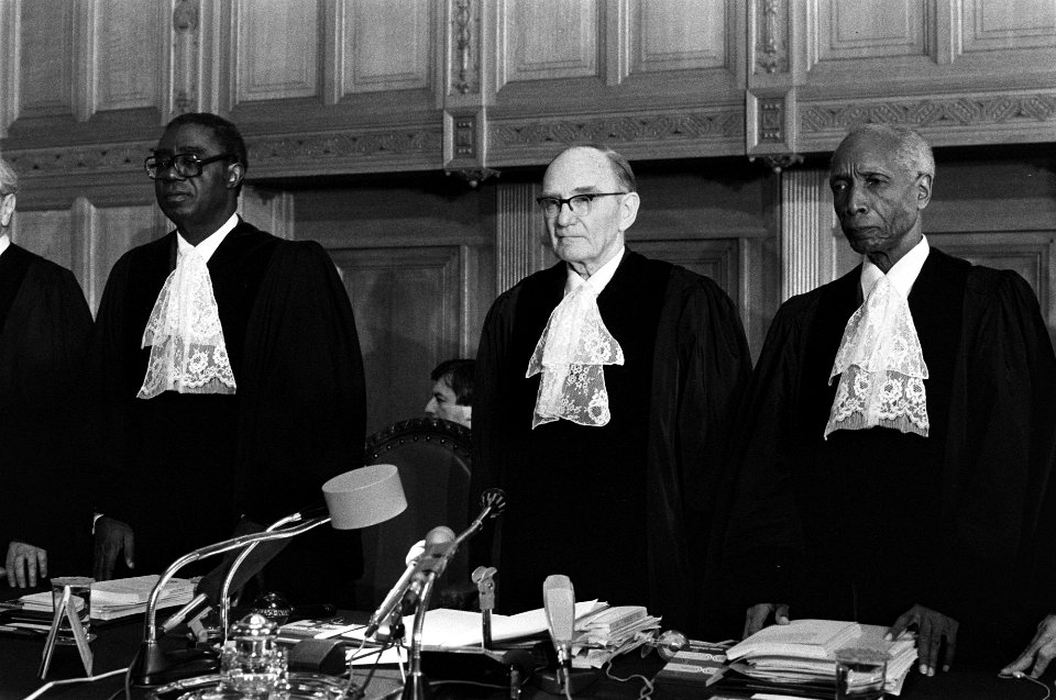 De president van het Gerechtshof Sir Humphrey Waldock (midden), naast hem de vic, Bestanddeelnr 930-5784