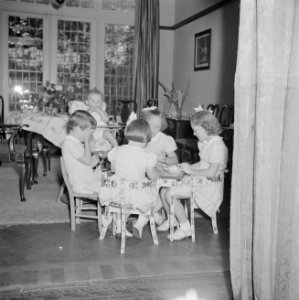 De prinsessen Beatrix, Irene en Margriet drinken thee met de kinderen van Commis, Bestanddeelnr 255-7421