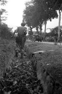 De Nederlandse troepen rukken op in Djokjakarta. Soldaten lopen door rioolkanale, Bestanddeelnr 5142