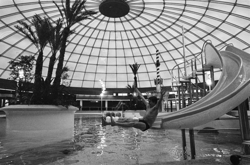 De Mirandabad in Amsterdam aanstaande vrijdag open een v de eerste zwemmers in , Bestanddeelnr 930-0934