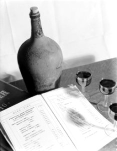 De prijslijst van wijnhuis Fukier met een wijnfles en gevulde glazen wijn, Bestanddeelnr 190-0857 photo