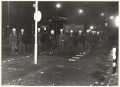 De mobiele eenheid op de Prinsenbrug tijdens de oud- en nieuwjaarsnacht van 1988-89. NL-HlmNHA 54023588