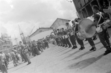 De Prins Berhard Kapel staat op de kade om de debarkering met muziek te begeleid, Bestanddeelnr 86-2-4