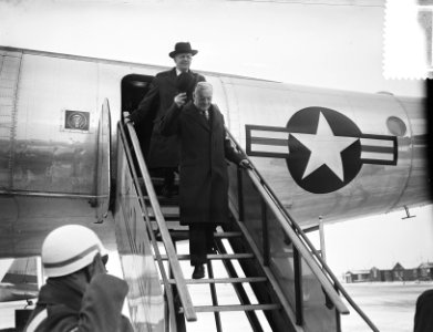 De ministers Foster Dulles en Stassen aankomst Schiphol, Bestanddeelnr 905-5286
