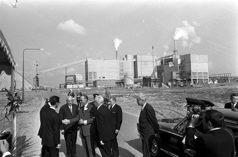 De prins bij zijn aankomst bij Hoechst Vlissingen, Bestanddeelnr 921-6746