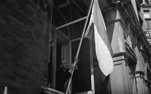 De Nederlandse vlag wordt uitgestoken bij de Hollandse club Oranjehaven, Bestanddeelnr 935-1812