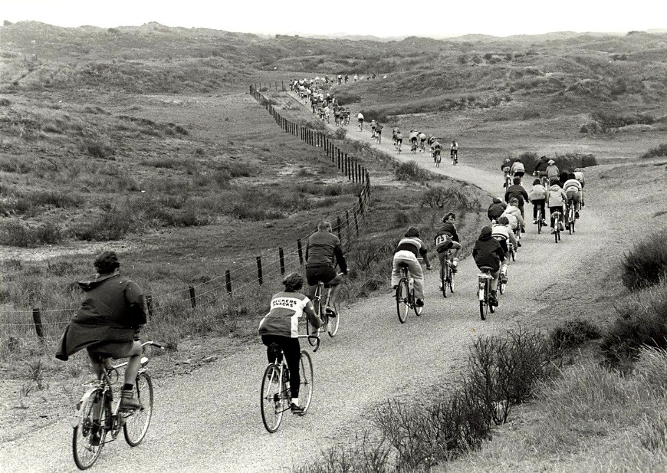 De muggenronde vanuit Zandvoort, in de duinen op het Duinpad op weg naar Langevelderslag. Aangekocht van fotograaf C. de Boer. - Negatiefnummer 19608 k 5. - Gepubliceerd in het Haarlems Dagb, NL-HlmNHA 1478 25900 K 38