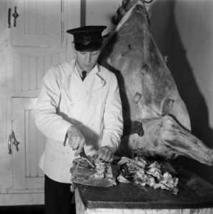 De postbode heeft een extra taak. Hij helpt de weduwe van de slager in zijn vrij, Bestanddeelnr 901-0025