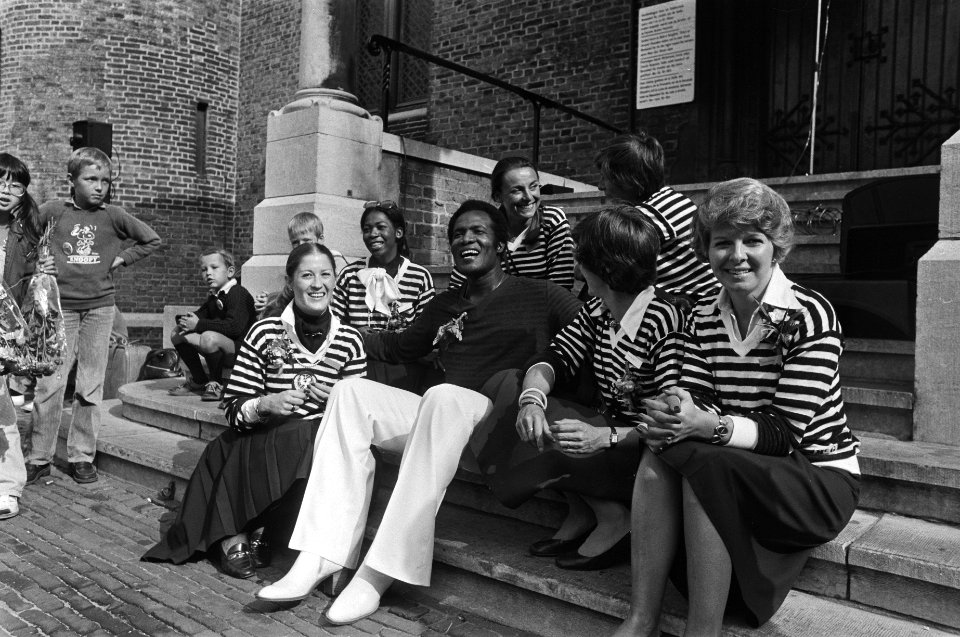 De Nederlnds-Surinaamse zanger Oscar Harris met enkele kinderen, Bestanddeelnr 931-0307