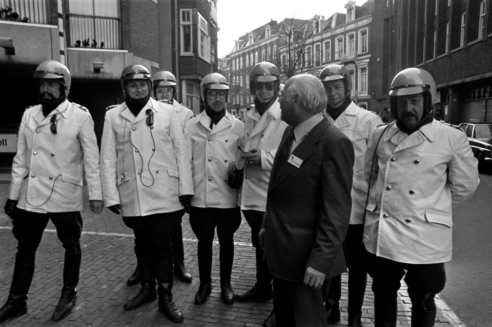 De Nederlandse sociaal-democratische leider Joop den Uyl begroet enkele leden va, Bestanddeelnr 929-1260