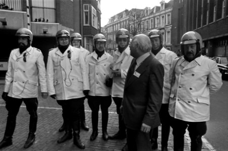 De Nederlandse sociaal-democratische leider Joop den Uyl begroet enkele leden va, Bestanddeelnr 929-1260