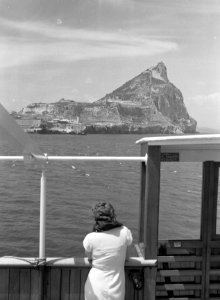 De MS Baloeran bij Gibraltar, een puntrots gezien vanaf de brug Nell Langlais o, Bestanddeelnr 191-0219