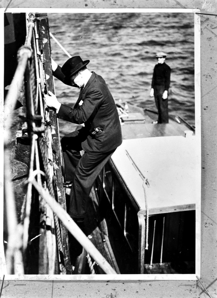 De minister van Defensie, kolonel A.Q.H. Dijxhoorn bezocht een marine opleiding…, Bestanddeelnr 935-0055