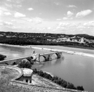 De Pont Saint Bénézet (Le Pont dAvignon) over de Rhône, met op een van de pijle, Bestanddeelnr 254-0233