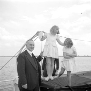 De prinsessen Beatrix en Irene aan dek met een personeelslid, Bestanddeelnr 255-7599