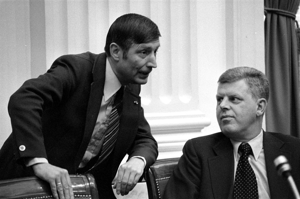De ministers Van Agt van Justitie (l) en Duisenberg van Financiën in overleg, Bestanddeelnr 929-1321