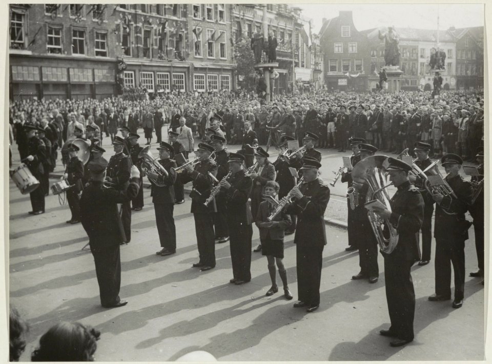 De Postharmonie speelt op de Grote Markt, in afwachting van de Canadese militairen. 8 mei 1945. NL-HlmNHA 54011327