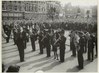 De Postharmonie speelt op de Grote Markt, in afwachting van de Canadese militairen. 8 mei 1945. NL-HlmNHA 54011327