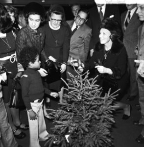 De prinses met kinderen en genodigden bij een kerstboom, Bestanddeelnr 926-8874