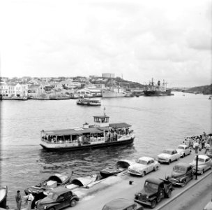 De pont in de St.Annabaai in Willemstad. Op de voorgrond de Havenkade, Bestanddeelnr 252-2919
