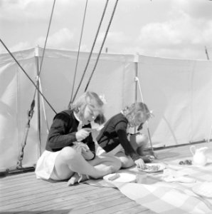 De prinsessen Beatrix en Irene lunchen aan dek, Bestanddeelnr 255-7593