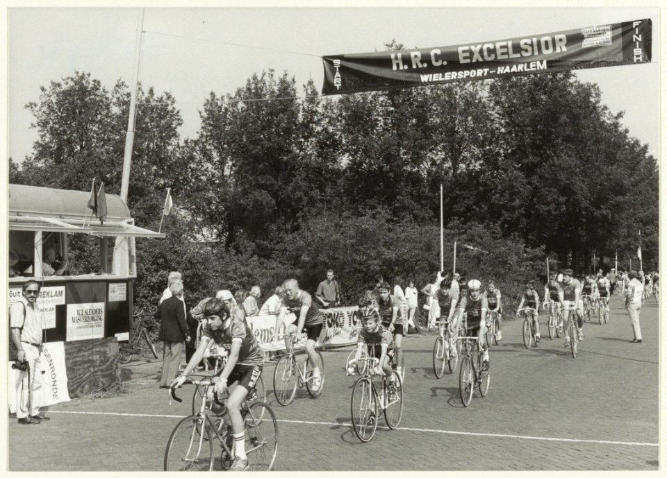 De Muggenronde 1989 bij het clubhuis van HRC Excelsior
