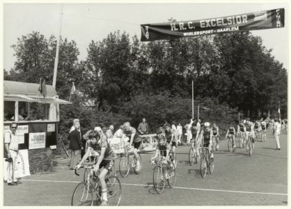 De Muggenronde 1989 bij het clubhuis van HRC Excelsior