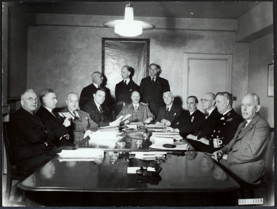 De ministerraad te Londen in de tweede helft van 1944. Staande vlnr. Van Lidth d, Bestanddeelnr 137-1319