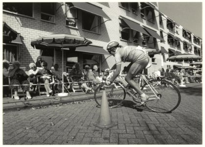 De Muggenronde met bewoners van De Molenburg als publiek. NL-HlmNHA 54031880
