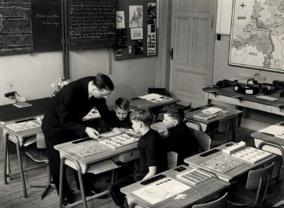 De Prinses Marijkeschool (B.L.O.) De onderwijzer, Dhr. Mol, tijdens het geven van individuele les. Sophiastraat 2 D. Aangekocht in 1977 van fotograaf C. de Boer. - Negatiefnummer F 4559. ide, NL-HlmNHA 54004559