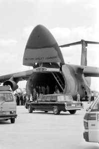 De presidentiële auto wordt op Schiphol ingeladen in een vrachtvliegtuig, Bestanddeelnr 934-4843